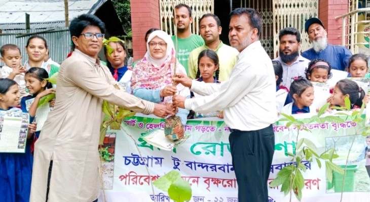 শিক্ষার্থীদের মাঝে গ্রীন রোড শো’র চারা বিতরণ ও বৃক্ষরোপণ